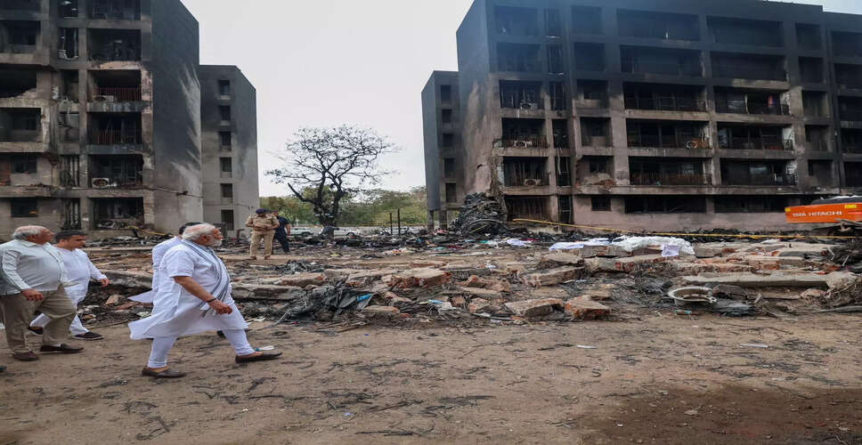 प्रधानमंत्री मोदी ने एअर इंडिया विमान दुर्घटना स्थल का दौरा किया