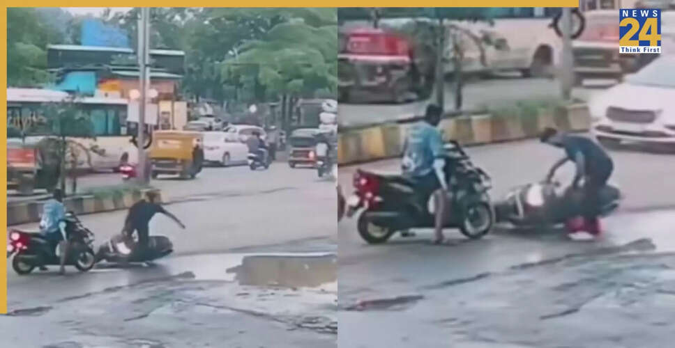 बॉयज की स्कूटर पर मजेदार फेल, इंटरनेट पर छाया हंसी का माहौल