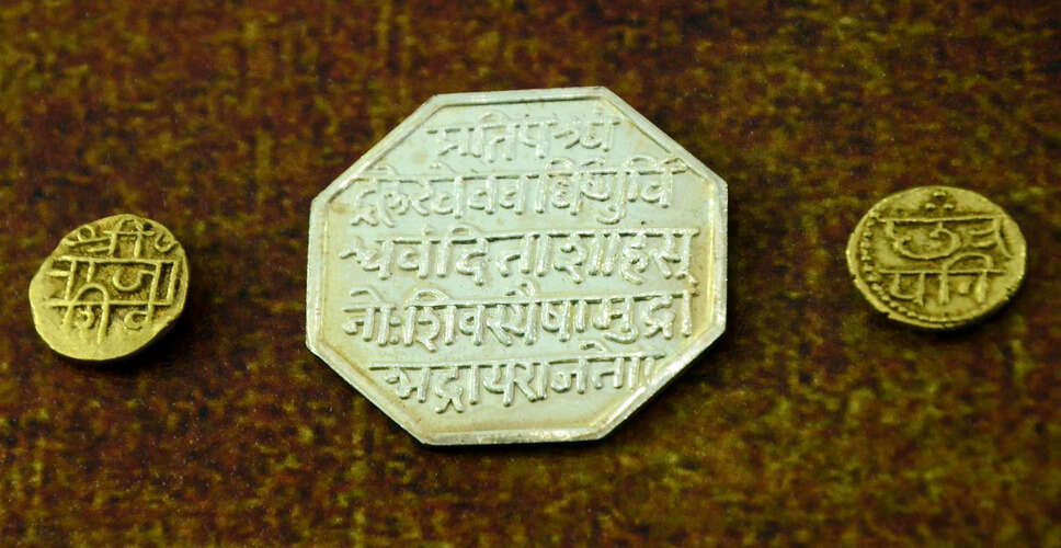 अलीगढ़ में खुदाई के दौरान सोने के सिक्कों की खोज से मचा हड़कंप