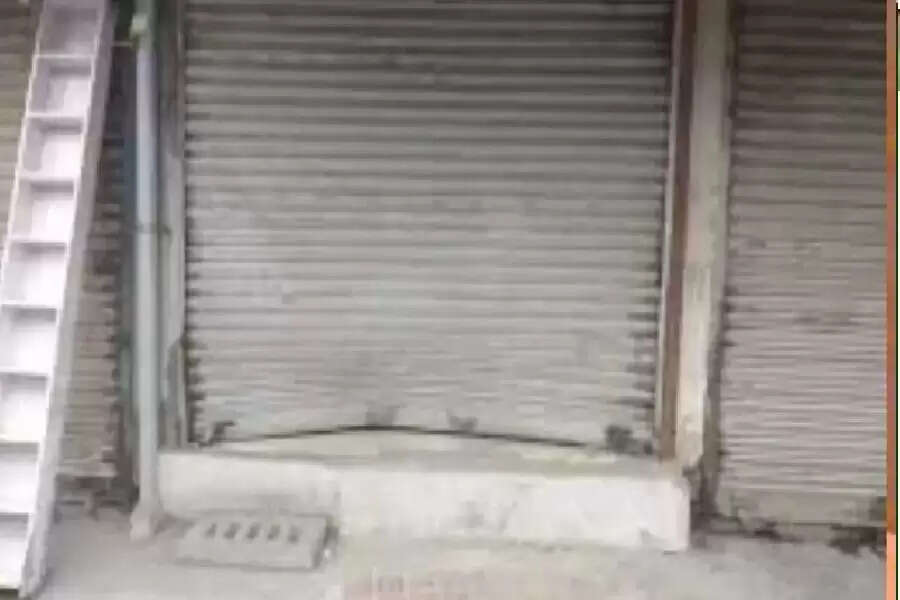 यूपी में कपल की अश्लील हरकतें, बाजार में मच गया हंगामा