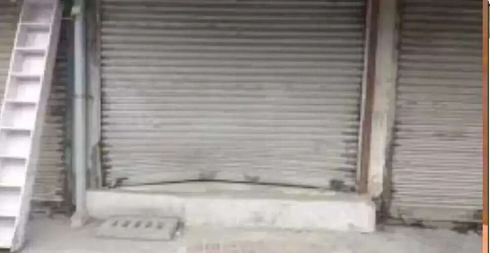 यूपी में कपल की अश्लील हरकतें, बाजार में मच गया हंगामा