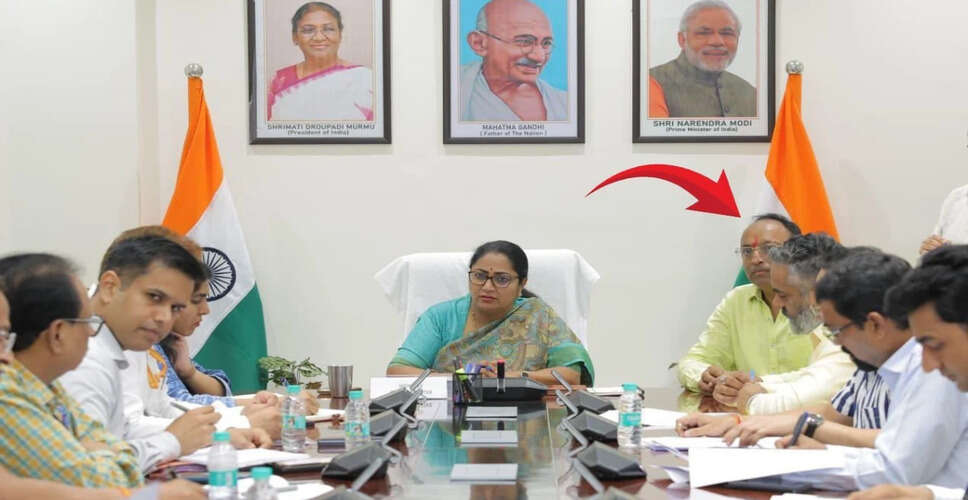 दिल्ली में आम आदमी पार्टी का आरोप: मुख्यमंत्री के पति का सरकारी कामों में हस्तक्षेप