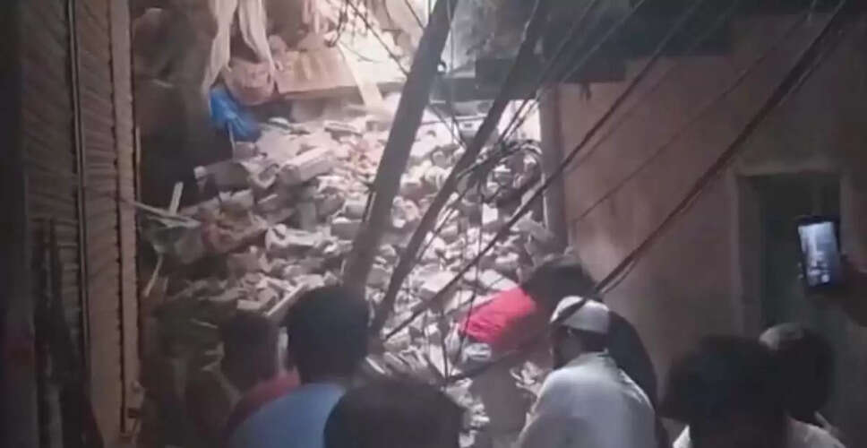 दिल्ली के सीलमपुर में चार मंजिला इमारत ढही, कई लोग फंसे