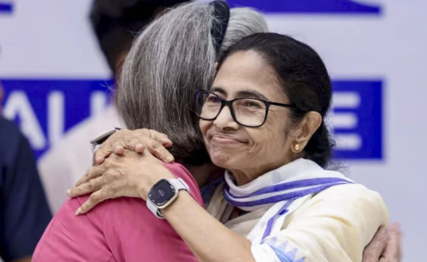 ममता बनर्जी की मुश्किलें बढ़ीं, सीआईडी ने किया घर पर छापा