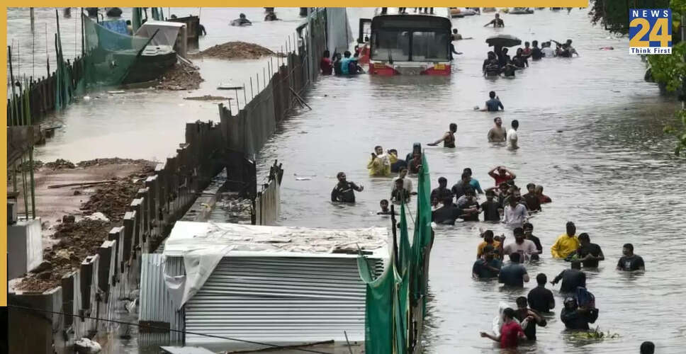 मुंबई में भारी बारिश: IMD ने जारी किया येलो अलर्ट, ट्रेन और उड़ानों की स्थिति