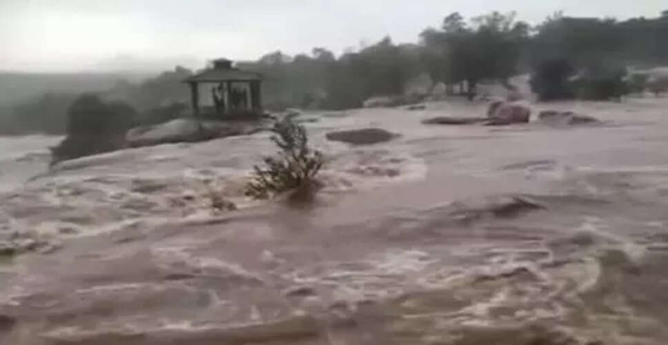 छत्तीसगढ़ के देवपहाड़ी जलप्रपात में फंसे पांच पर्यटक, बचाव कार्य जारी