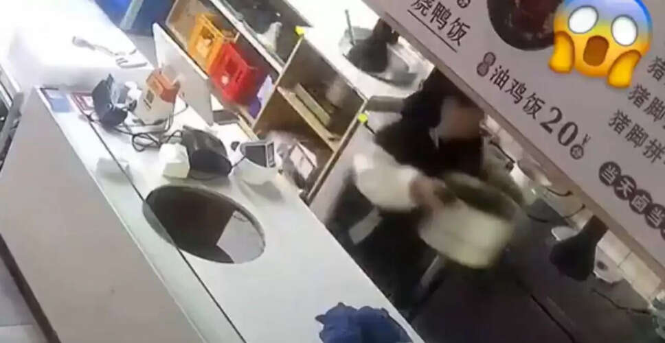 खतरनाक रेस्टोरेंट हादसा: उबलते तेल से झुलसा व्यक्ति, वायरल वीडियो