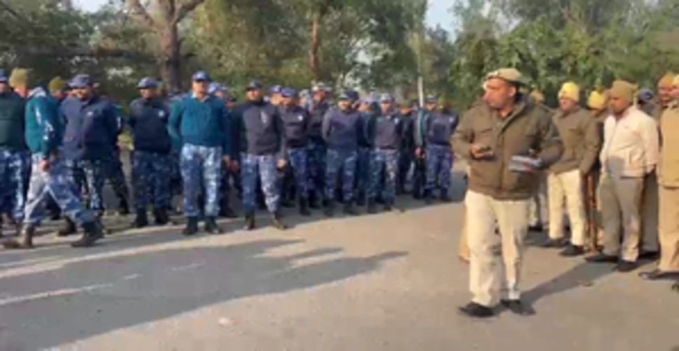 किसानों को दलित प्रेरणास्थल के पास रोका गया, हैवी बैरिकेडिंग और बड़ी संख्या में पुलिस बल मौजूद