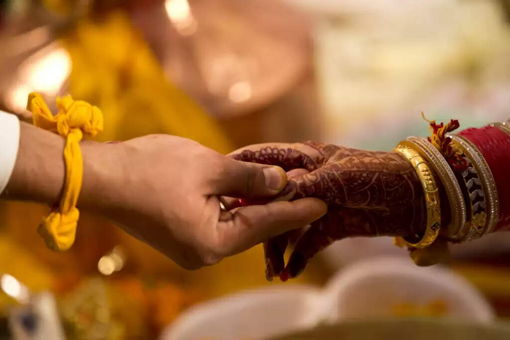 प्रेमानंद जी महाराज की सलाह: शादी के बाद पूर्व संबंधों का जिक्र करें या नहीं?