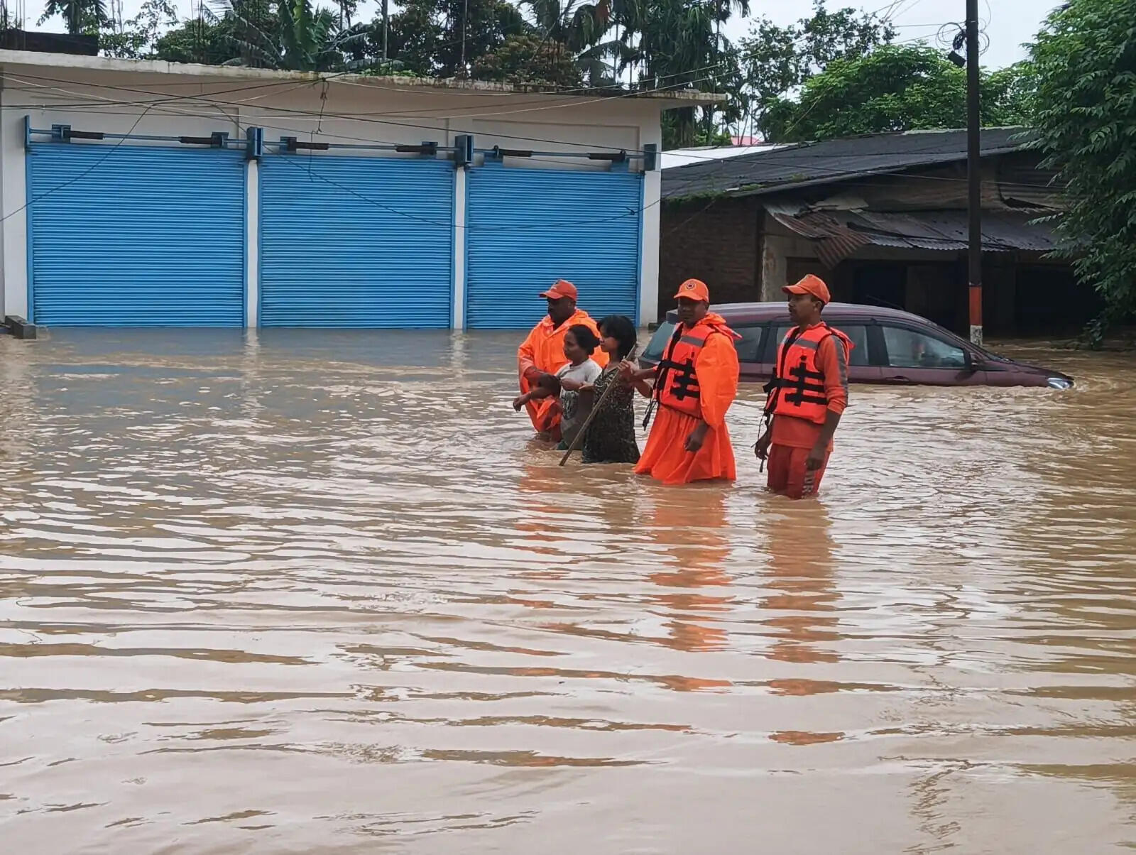 असम में बाढ़ राहत कार्य: NDRF और SDRF की निरंतर प्रयास