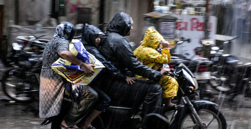 कोलकाता में भारी बारिश से जनजीवन प्रभावित, यातायात सेवाएं ठप