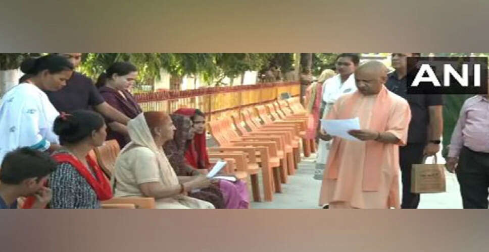 योगी आदित्यनाथ ने बुजुर्ग महिला की मदद के लिए तुरंत की कार्रवाई