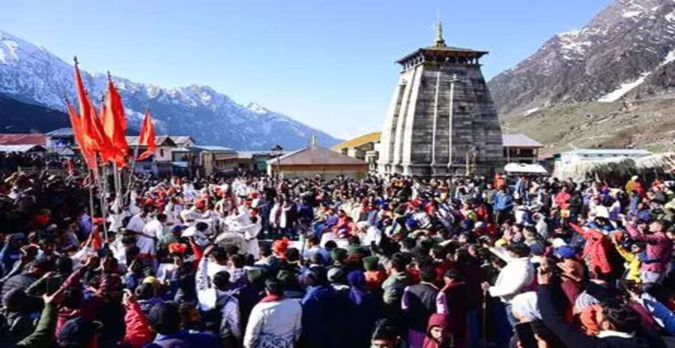 चार धाम यात्रा पर 24 घंटे का प्रतिबंध समाप्त, बारिश के बीच यात्रा फिर से शुरू