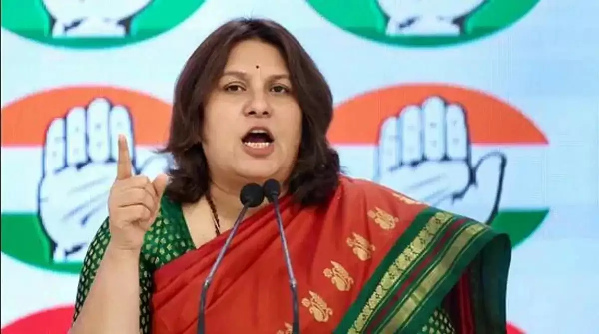 दिल्ली कार विस्फोट: सुप्रिया श्रीनेत ने केंद्र सरकार पर उठाए सवाल