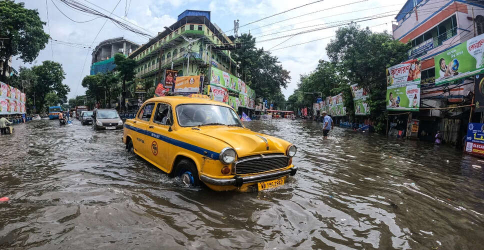कोलकाता में भारी बारिश से जनजीवन प्रभावित, दुर्गा पूजा की तैयारियों में बाधा