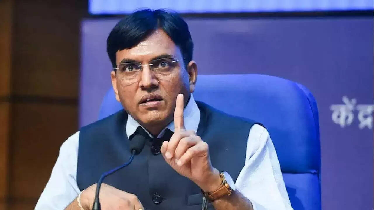 केंद्रीय मंत्री मनसुख मांडविया ने लोगों की समस्याएं सुनीं, EPFO कैंप में किया संवाद