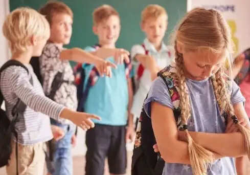 बच्चों में बुलिंग के संकेत: माता-पिता को पहचानने की जरूरत
