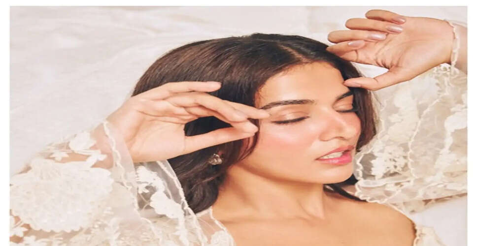 वामिका गब्बी की नई तस्वीरें: सफेद नेट ड्रेस में नजर आईं