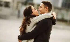 छोटे कद की लड़कियों के प्रति लड़कों का आकर्षण: जानें क्यों