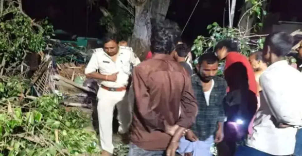 सीतामढ़ी में पीपल के पेड़ के गिरने से पांच लोगों की मौत