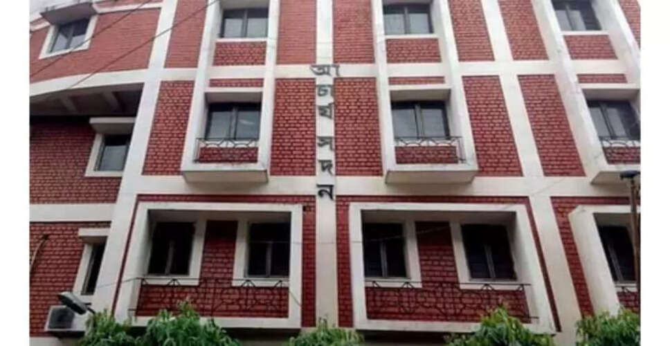 पश्चिम बंगाल में गैर-शिक्षण कर्मचारियों का राज्य सचिवालय की ओर मार्च
