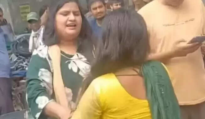 हापुड़ में रेस्टोरेंट में पति की बेवफाई का खुलासा, पत्नी ने गर्लफ्रेंड को पीटा