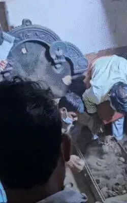 मथुरा के मंदिर में खोला गया रहस्यमय तहखाना, मिला खजाना
