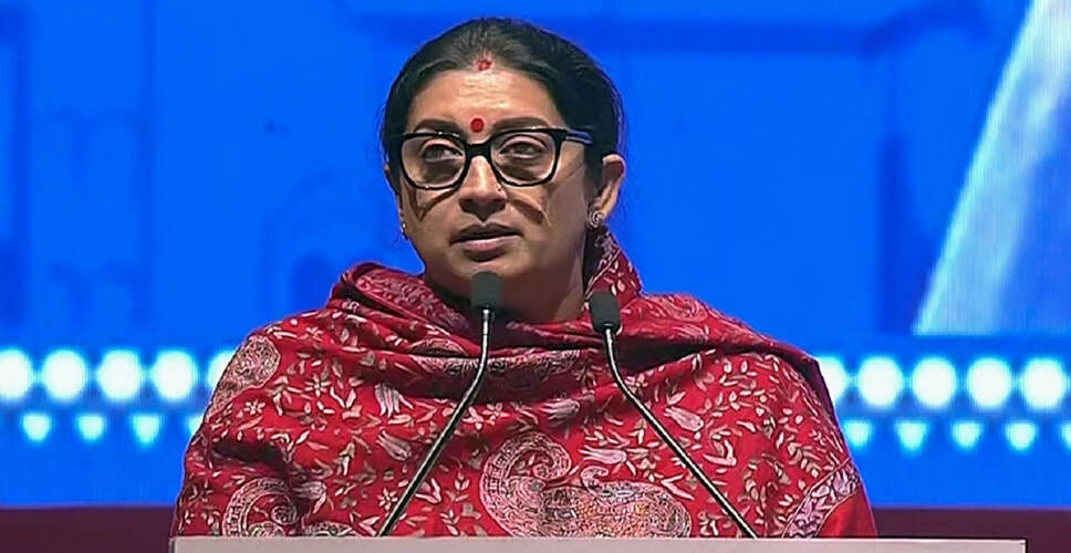 स्मृति ईरानी ने बिहार में विपक्ष पर साधा निशाना, पीएम मोदी की मां का अपमान बताया गंभीर