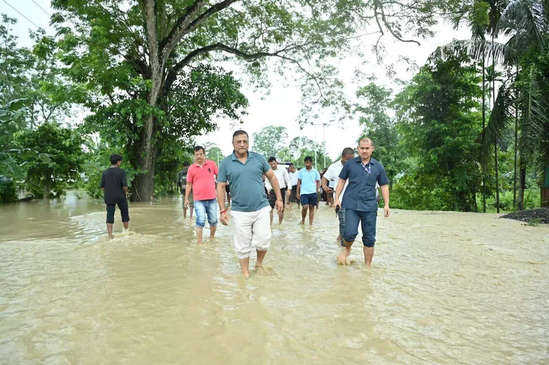 असम में बाढ़ राहत कार्यों में तेजी, मंत्रियों ने प्रभावित क्षेत्रों का दौरा किया