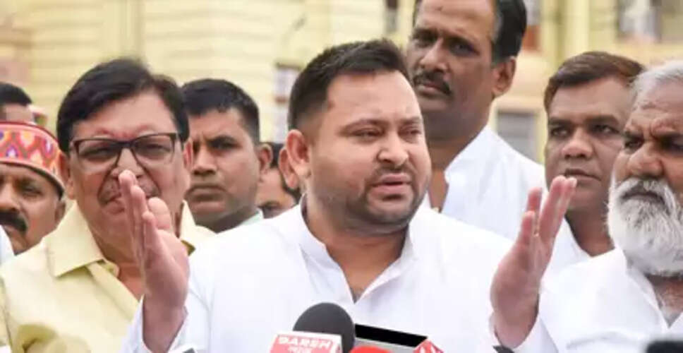 आरजेडी नेता तेजस्वी के काफिले को ट्रक ने मारी टक्कर, बाल-बाल बचे, तीन सुरक्षाकर्मी घायल
