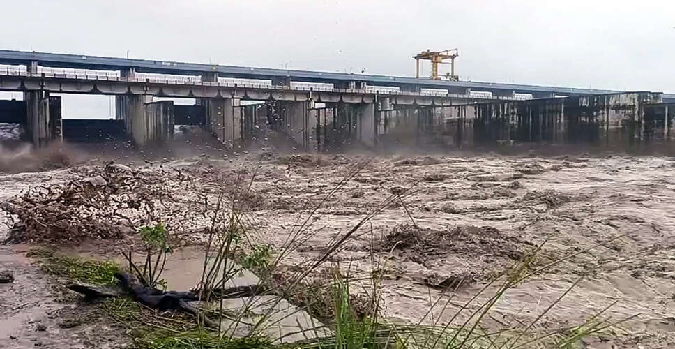 दिल्ली में बाढ़ की स्थिति: राहत शिविरों में जलभराव और सड़कों पर तबाही