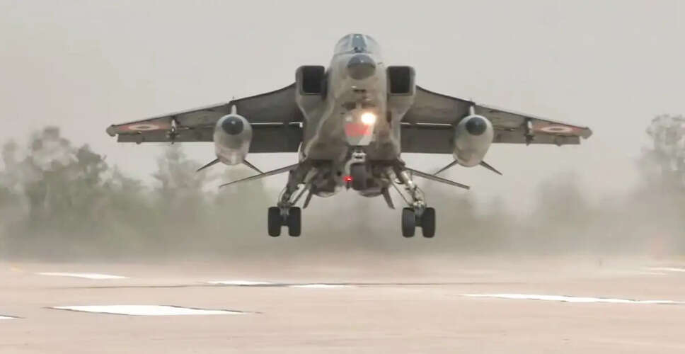 भारतीय वायु सेना ने पूर्वांचल एक्सप्रेसवे पर आपातकालीन लैंडिंग अभ्यास किया