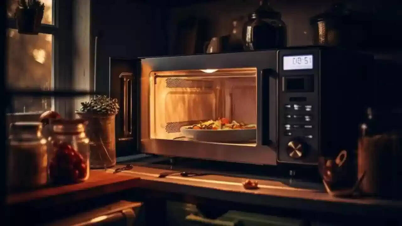 माइक्रोवेव ओवन: बिना हीटर के खाना गर्म करने की अद्भुत तकनीक