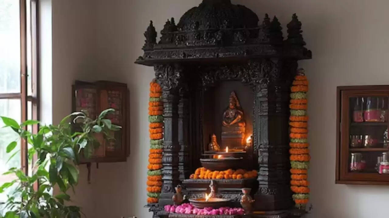 घर के मंदिर के लिए महत्वपूर्ण नियम: आर्थिक समृद्धि के लिए जानें