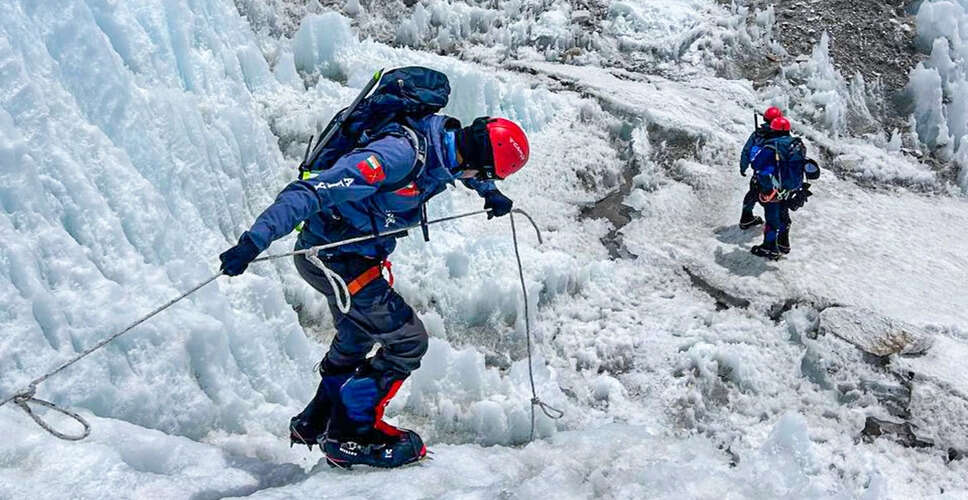 माउंट एवरेस्ट पर बर्फीले तूफान में फंसे 1,000 पर्वतारोही, बचाव कार्य जारी