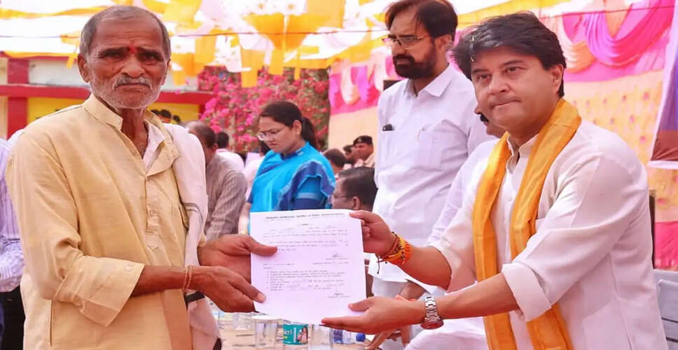 ज्योतिरादित्य सिंधिया ने अशोकनगर में जनसुनवाई के दौरान समस्याओं का समाधान किया