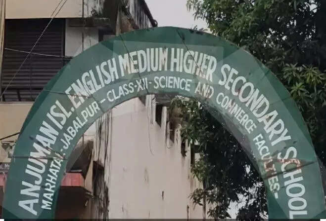 जबलपुर के स्कूल में छुट्टी के नियमों में बदलाव पर विवाद