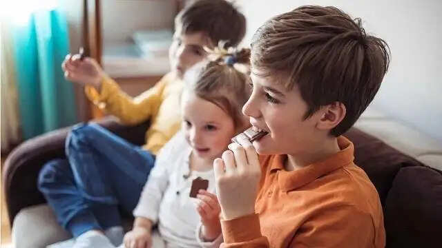 बच्चों में चिड़चिड़ापन: मीठे खाने का असर और समाधान