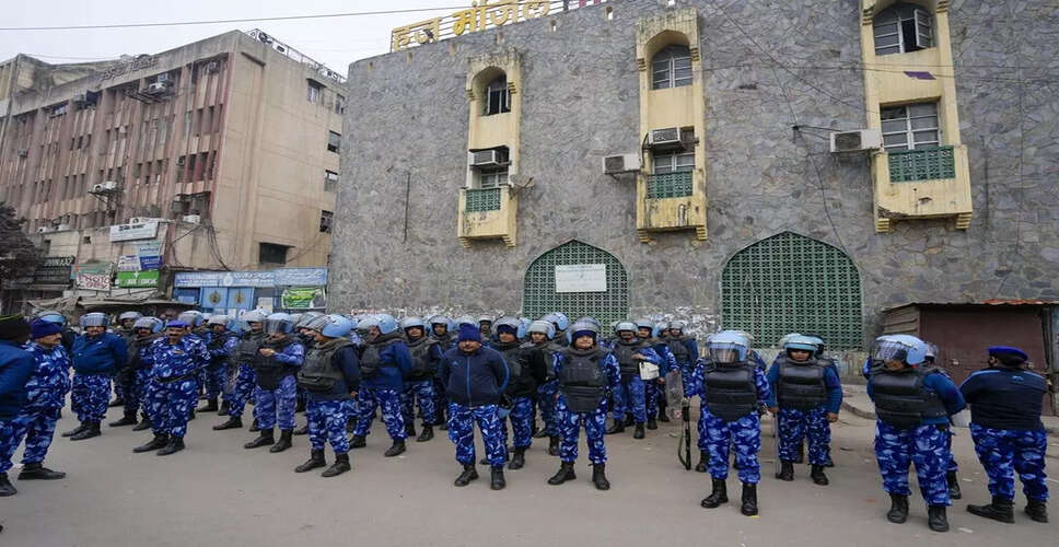 दिल्ली में एंटी-एन्क्रोचमेंट ड्राइव के दौरान हिंसा, पांच लोग हिरासत में