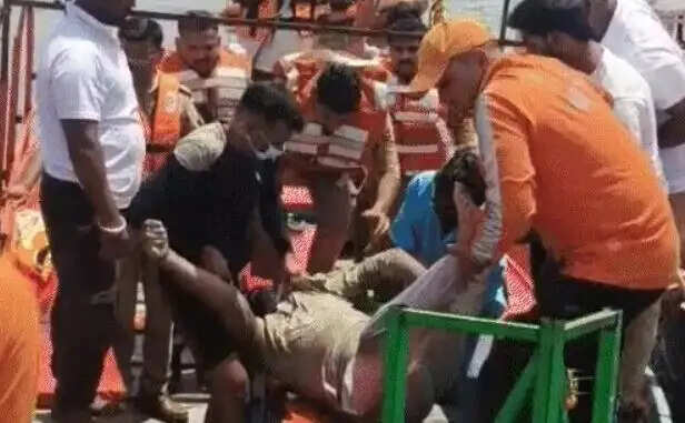 मथुरा में नाव हादसे में 11 श्रद्धालुओं की जान गई, रेस्क्यू जारी