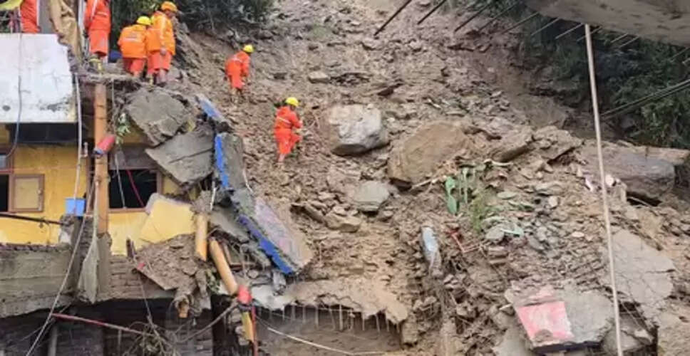 कुल्लू : भूस्खलन में इमारत ढहने से दो लोग मलबे में दबे, रेस्क्यू ऑपरेशन जारी