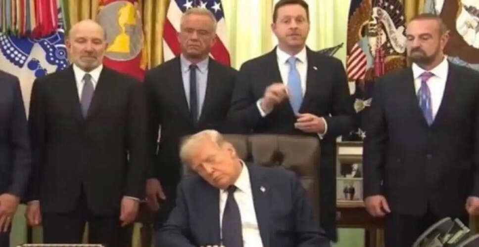 ट्रंप की नींद पर उठे सवाल, वायरल वीडियो ने बढ़ाई चिंताएं