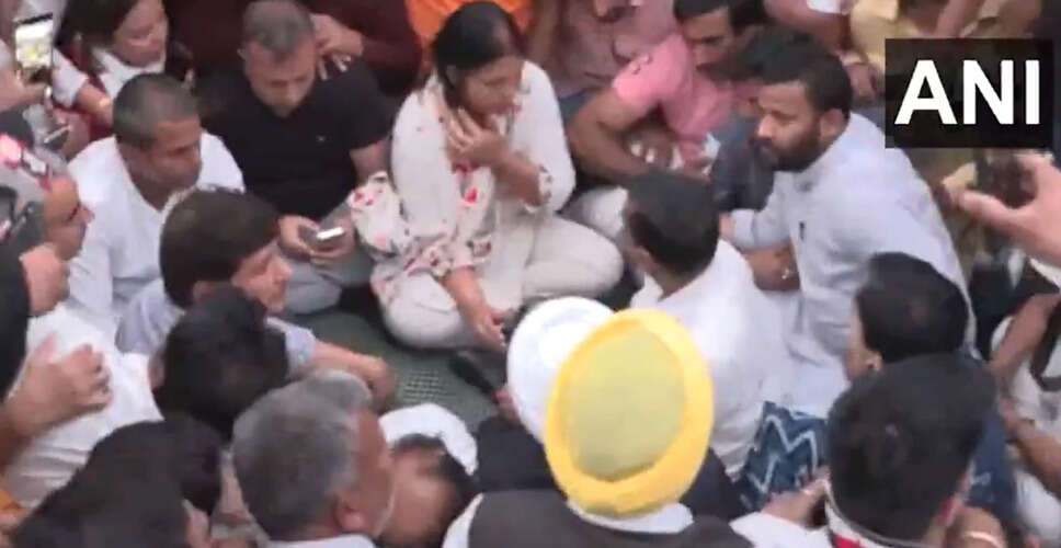 दिल्ली में आगजनी की घटना: केजरीवाल ने शोक संतप्त परिवार से की मुलाकात