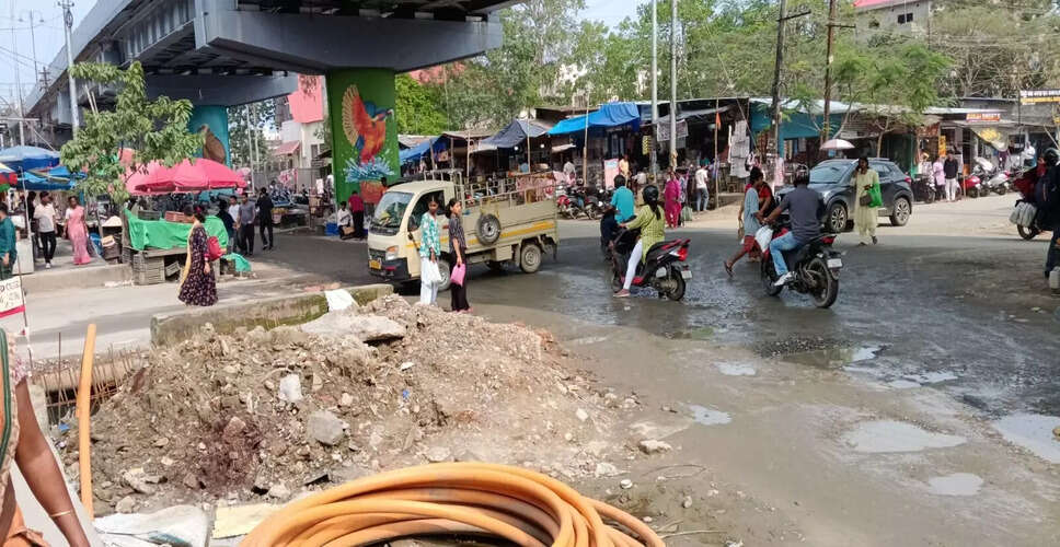 जोरहाट में सड़क की स्थिति बनी यातायात के लिए चुनौती