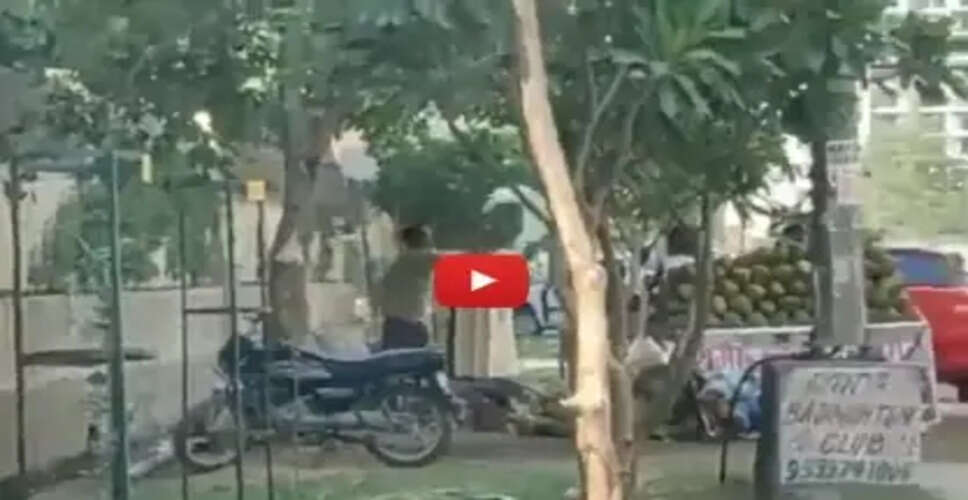 ग्रेटर नोएडा में नारियल विक्रेता का वायरल वीडियो, पुलिस ने की गिरफ्तारी