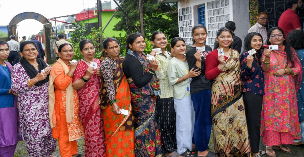 सुप्रीम कोर्ट का चुनाव आयोग को आधार को 12वें दस्तावेज के रूप में स्वीकार करने का निर्देश