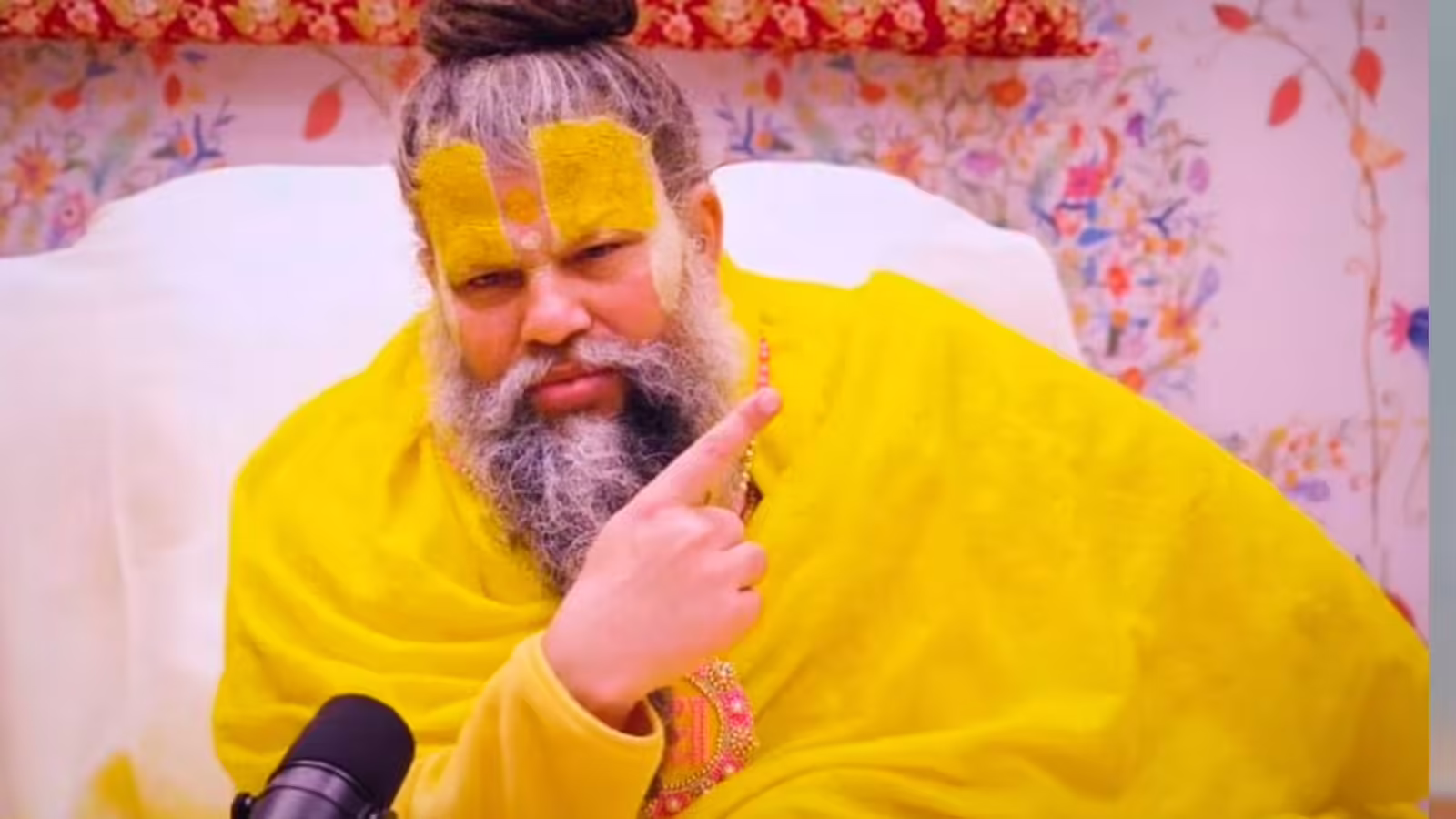 क्या मंदिर में पितरों की तस्वीर रखना उचित है? प्रेमानंद जी महाराज का स्पष्टीकरण