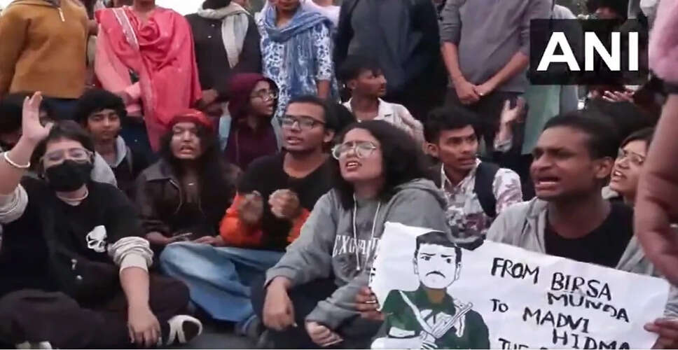 दिल्ली में प्रदूषण के खिलाफ प्रदर्शन में माओवादी पोस्टर का विवाद