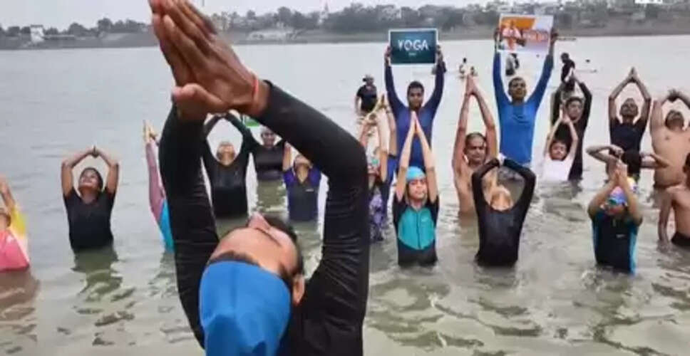 जलयोग : प्रयागराज में योग के प्रति जागरूकता के लिए तैराकों ने किया योगासन