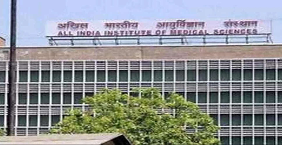 दिल्ली के AIIMS में आग लगने की घटना, 10 दमकलें मौके पर पहुंचीं